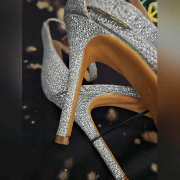 🍍 Sliver Bling ankle strap heels - Picture 4 of 7